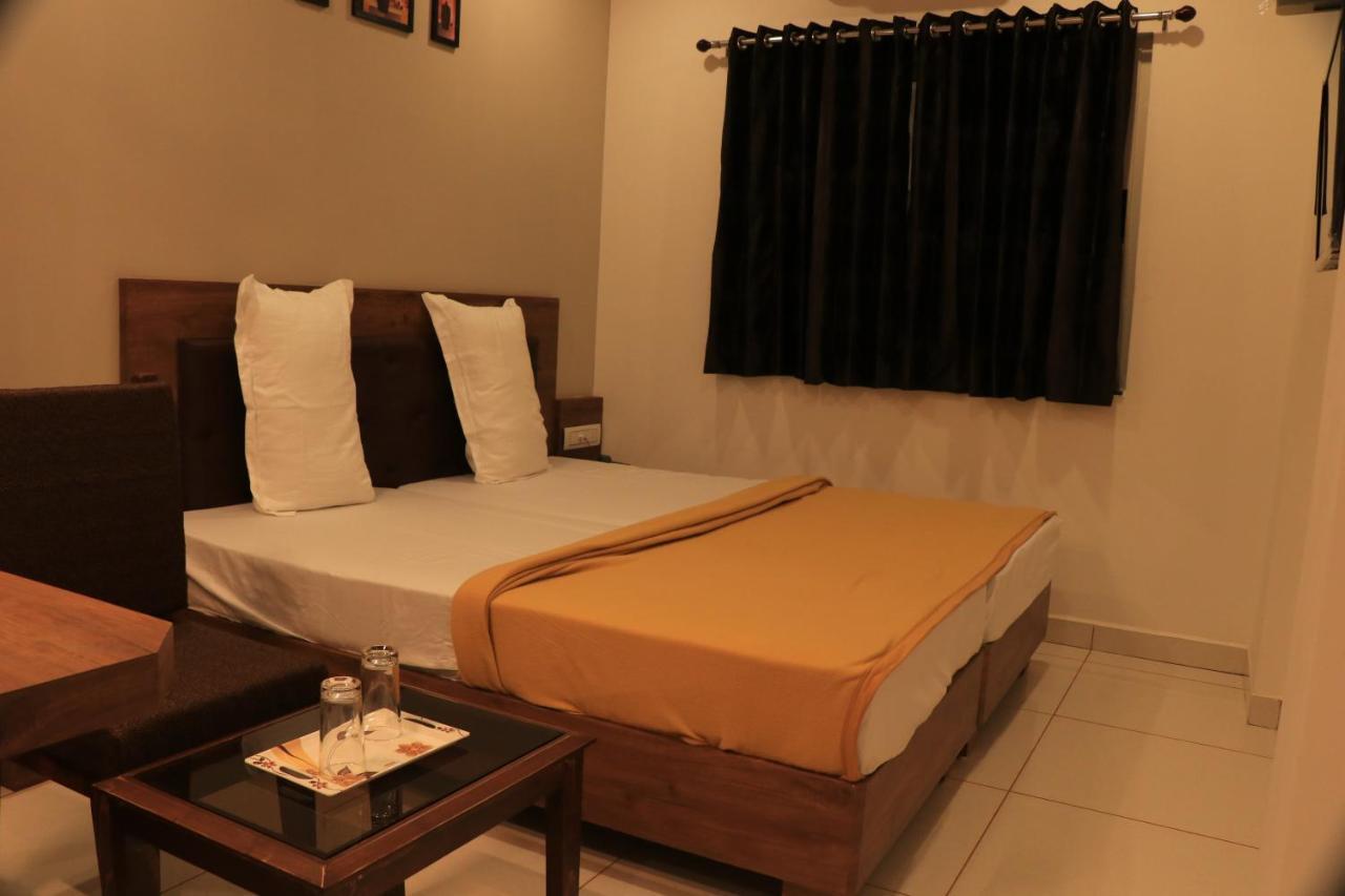 Hotel Viraj Residency Бхудж Экстерьер фото