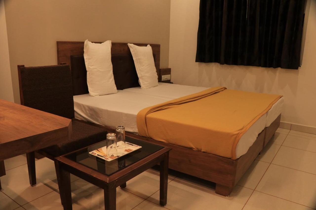 Hotel Viraj Residency Бхудж Экстерьер фото