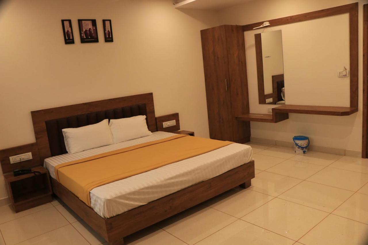 Hotel Viraj Residency Бхудж Экстерьер фото