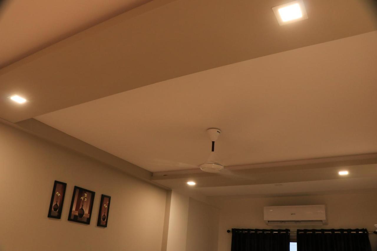 Hotel Viraj Residency Бхудж Экстерьер фото
