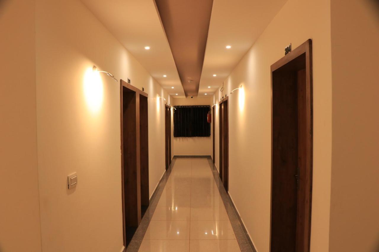 Hotel Viraj Residency Бхудж Экстерьер фото