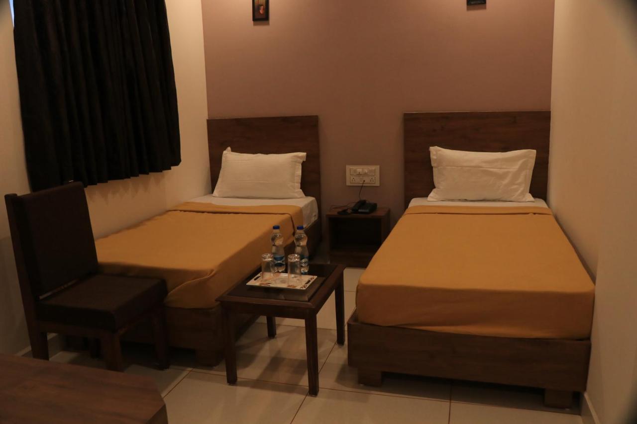 Hotel Viraj Residency Бхудж Экстерьер фото