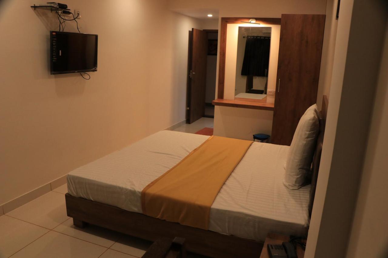Hotel Viraj Residency Бхудж Экстерьер фото