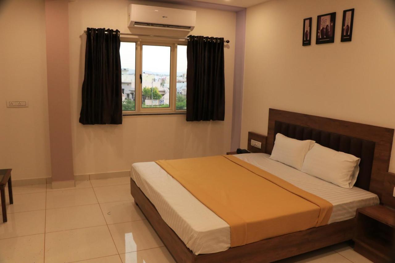 Hotel Viraj Residency Бхудж Экстерьер фото