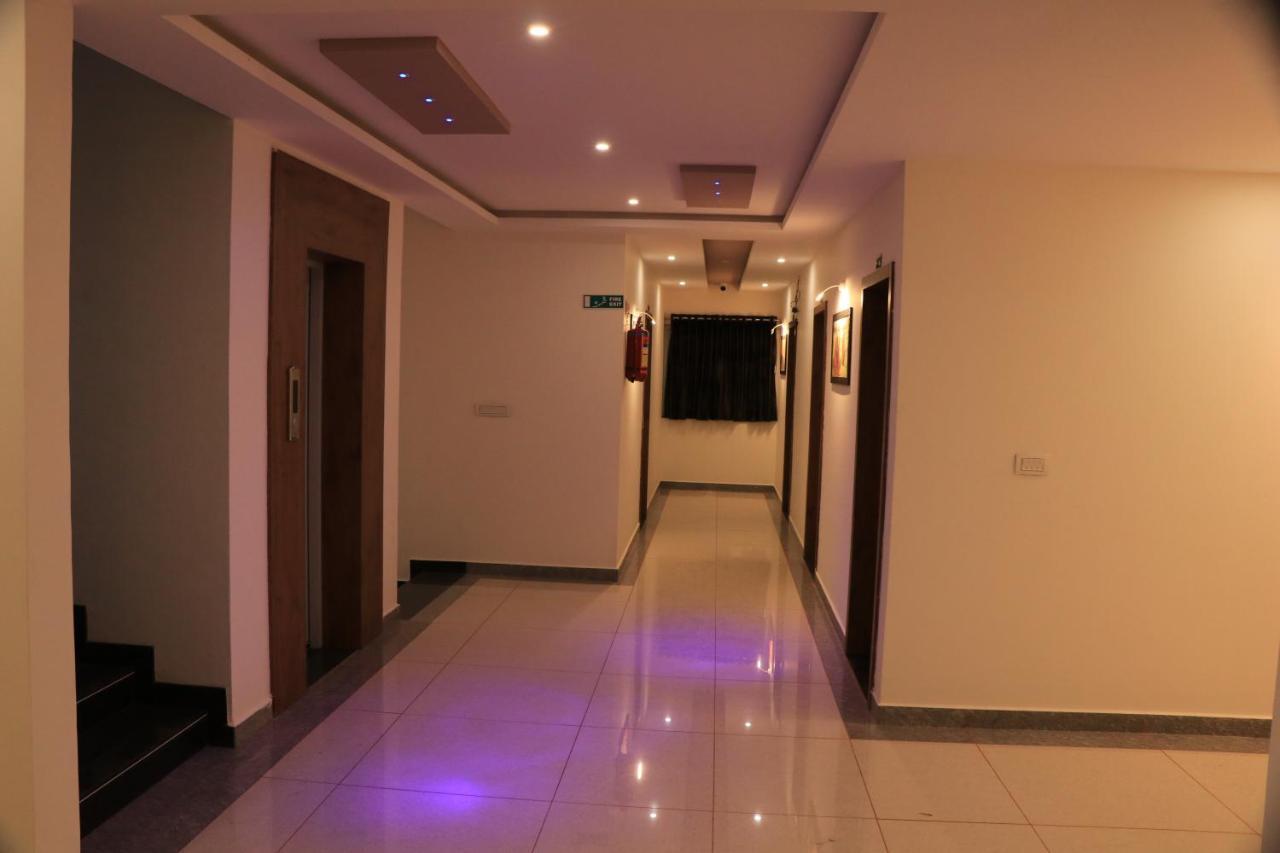Hotel Viraj Residency Бхудж Экстерьер фото