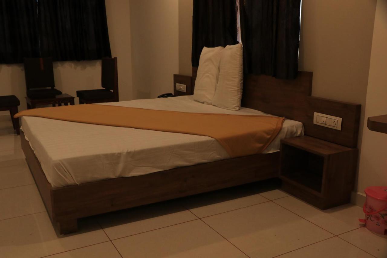 Hotel Viraj Residency Бхудж Экстерьер фото