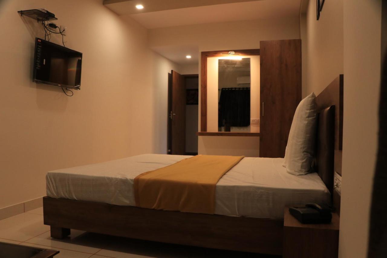 Hotel Viraj Residency Бхудж Экстерьер фото