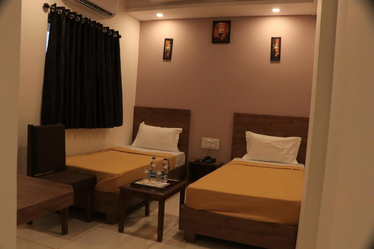 Hotel Viraj Residency Бхудж Экстерьер фото