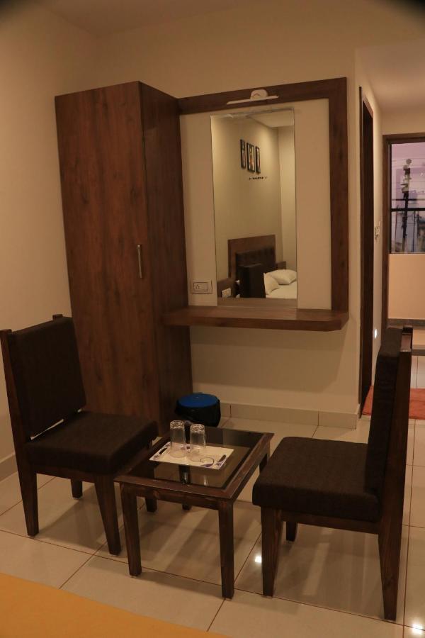 Hotel Viraj Residency Бхудж Экстерьер фото