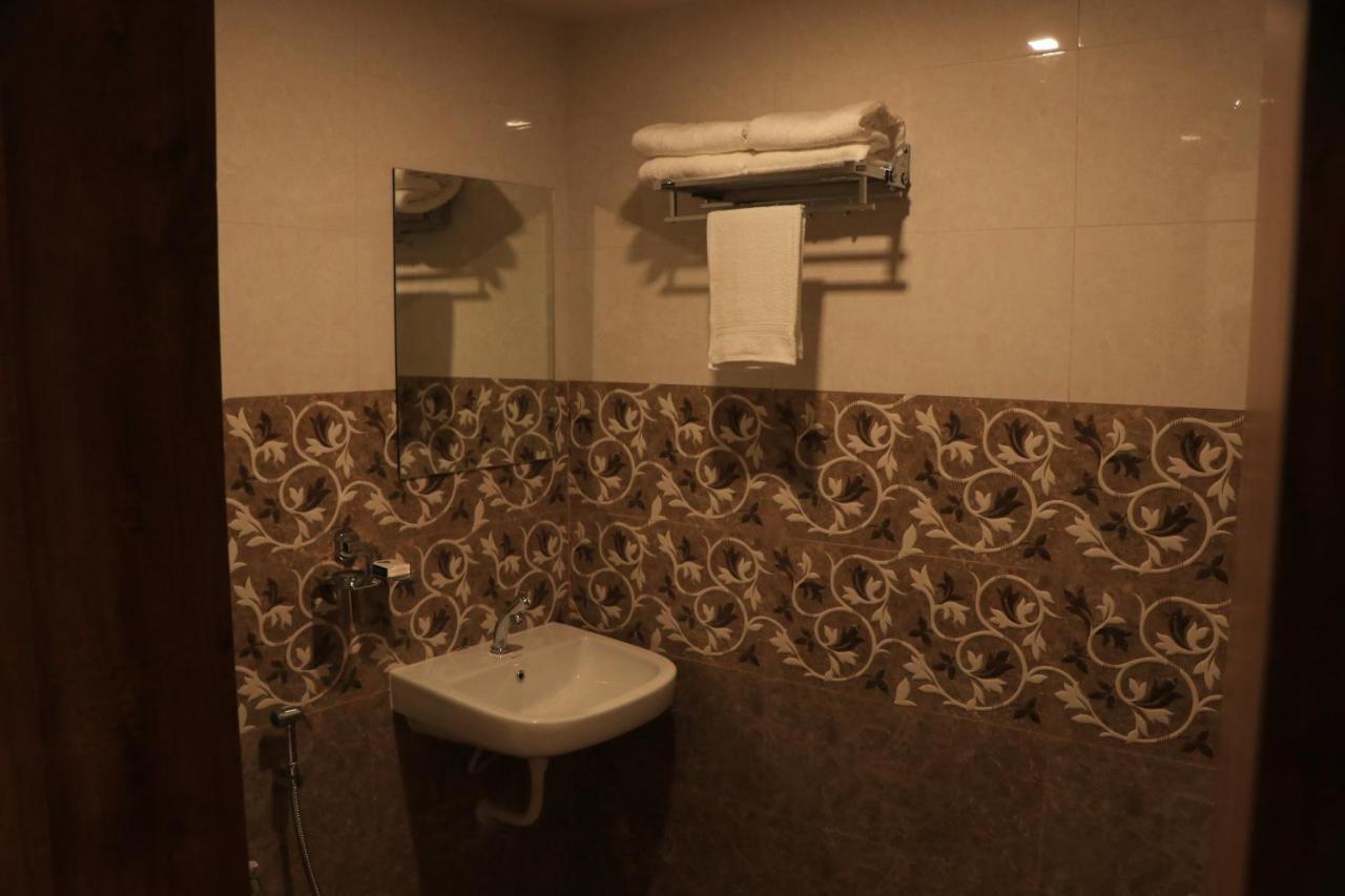 Hotel Viraj Residency Бхудж Экстерьер фото