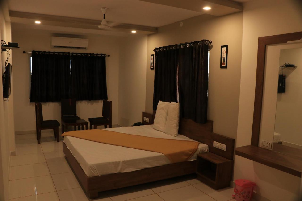 Hotel Viraj Residency Бхудж Экстерьер фото